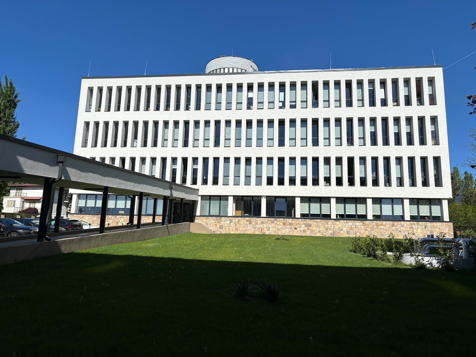 Irodaház, Pusztaszeri út — 250 alumínium nyílászáró gyártása és beépítése